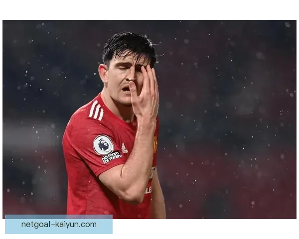 马奎尔在曼联的表现逐渐回暖，成为防线稳定的一环。